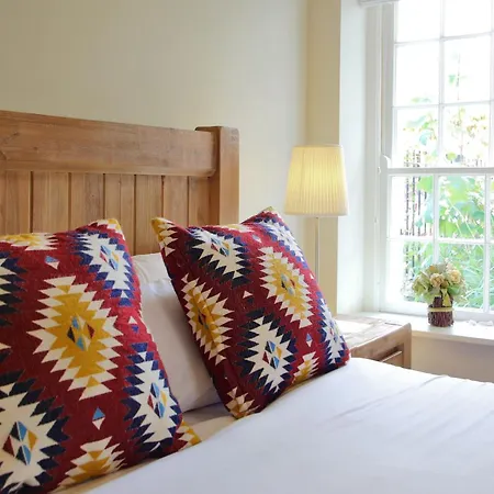 A Luxurious City Centre White Regency Townhouse With Terrace & Patio Holiday home Dublin