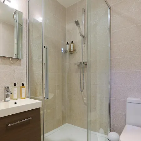بيت للعطل A Luxurious Centre White Regency Townhouse With Terrace & Patio *