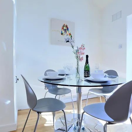 A Luxurious City Centre White Regency Townhouse With Terrace & Patio Holiday home *