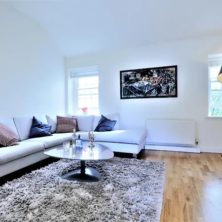 Feriehus A Luxurious City Centre White Regency Townhouse With Terrace & Patio