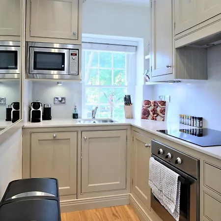 A Luxurious City Centre White Regency Townhouse With Terrace & Patio Feriehus