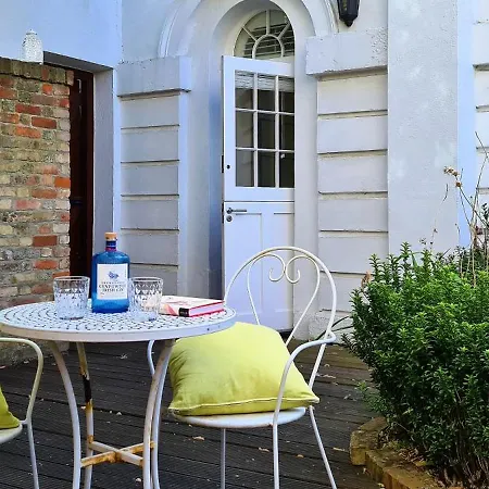 A Luxurious City Centre White Regency Townhouse With Terrace & Patio Holiday home *