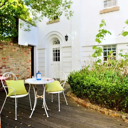A Luxurious City Centre White Regency Townhouse With Terrace & Patio Dublin