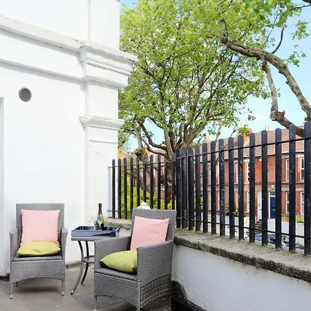 A Luxurious City Centre White Regency Townhouse With Terrace & Patio Dublin