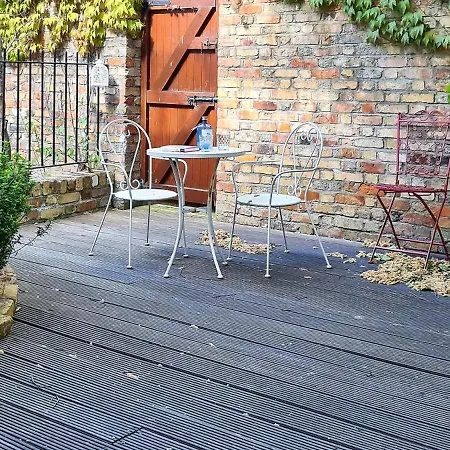 A Luxurious City Centre White Regency Townhouse With Terrace & Patio * Dublin