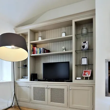 Hébergement de vacances A Luxurious Centre White Regency Townhouse With Terrace & Patio Dublin